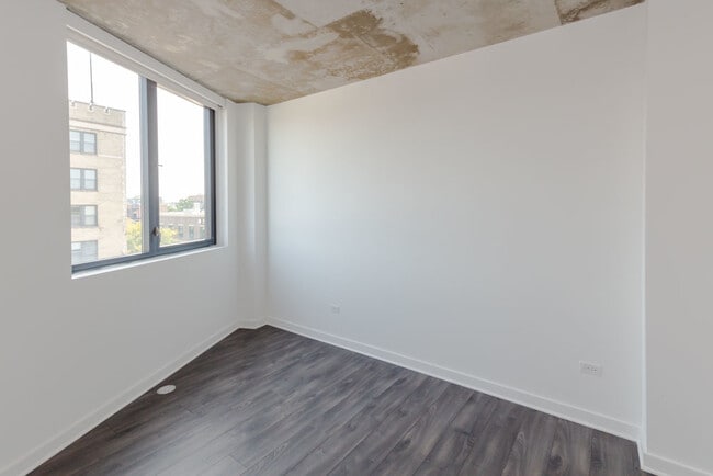 Building Photo - 1714 W Roscoe St