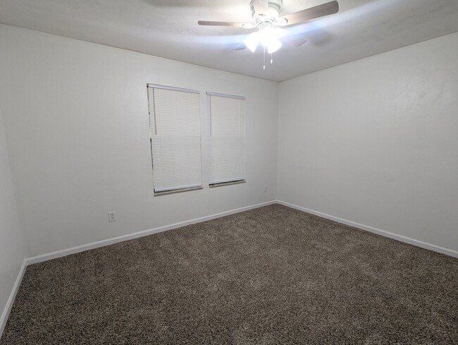 Building Photo - 751 Livingston Ct