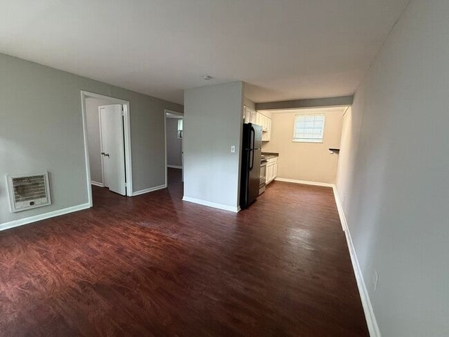 Building Photo - 2 Bed / 1 Bath apartment in triplex 2nd Av...