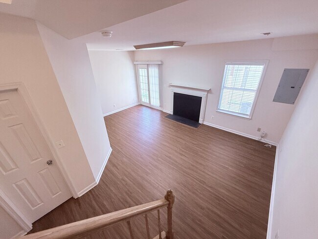 Building Photo - Luxury End Unit Townhome