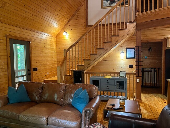 Building Photo - Beautiful 3/2 Mountain Home Rental!