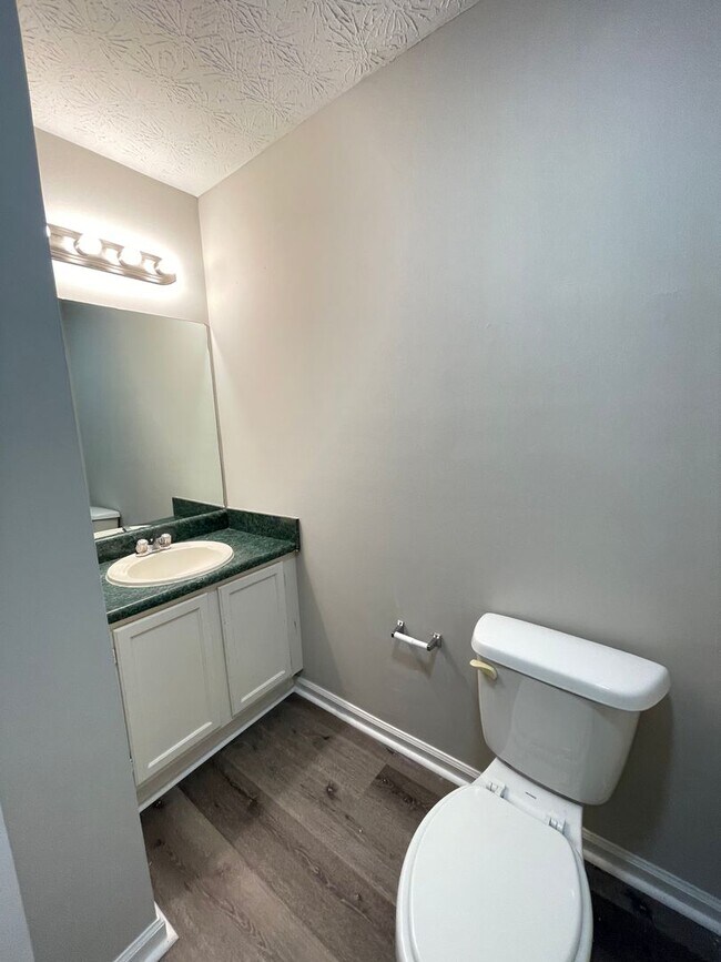 Building Photo - Updated 4 bedroom 2 bath home near in Dallas!