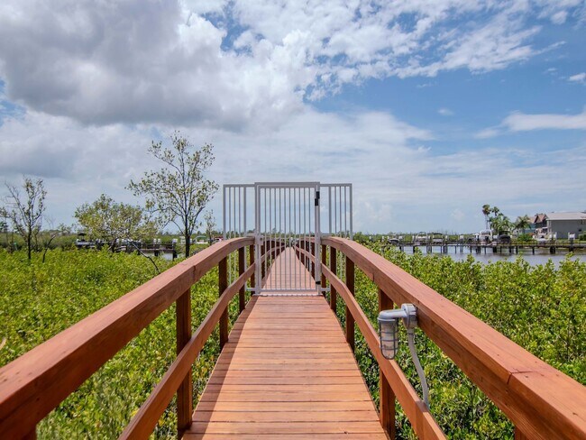 Building Photo - Waterfront Penthouse Living – Luxury 3 Bedroom / 2 Bath Condo on the Water