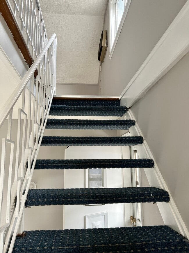 Building Photo - 121 N State St