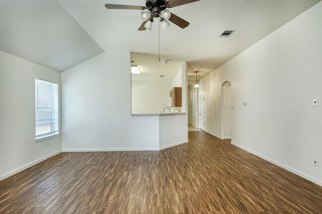 Building Photo - 1020 Downridge Dr