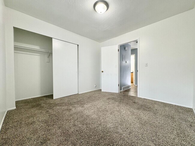 Building Photo - Charming 3-Bed Townhome in Holladay – Fenced Yard, Ample Parking & Prime Location