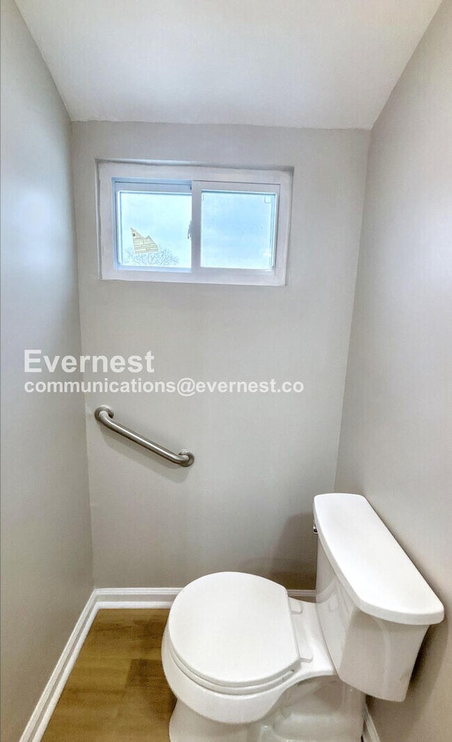 Building Photo - 3 Bed/1.5 Bath Home with Fenced Yard / Pet-Friendly / Available Now!