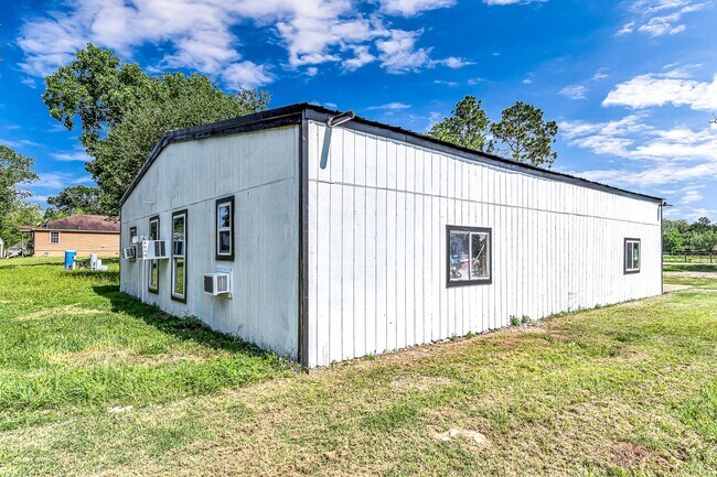 Building Photo - 215 Little Dogie Rd