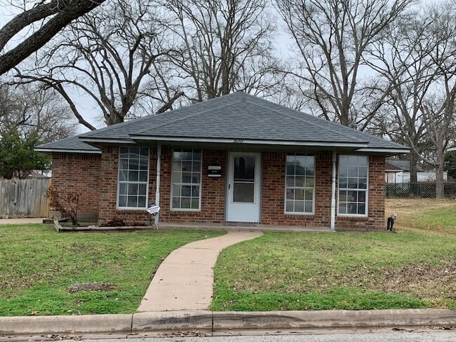 Building Photo - 300 Baber St