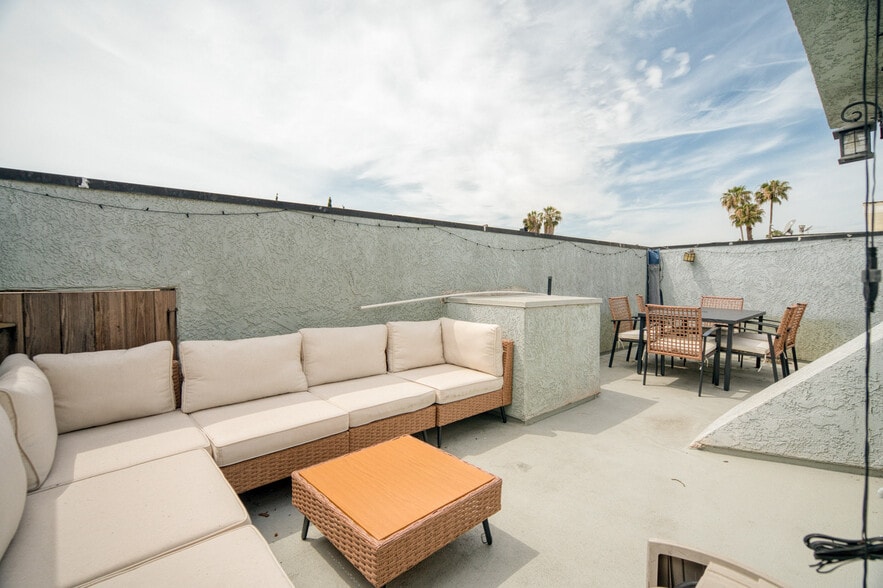 Building Photo - 839 S Holt Ave