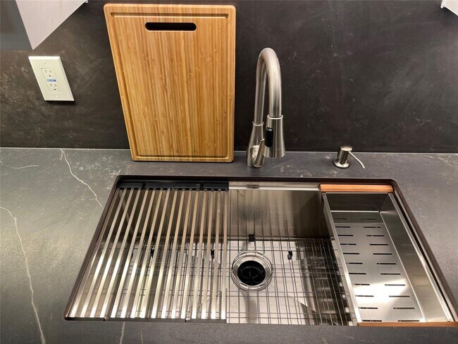 Building Photo - 5604 Woodrow Ave