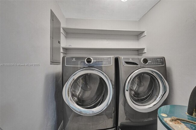 Building Photo - 5963 NW 25th Ct