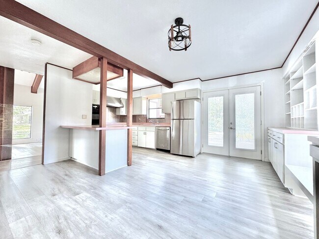 Building Photo - Spacious Baton Rouge Beauty on a Tree-Shad...