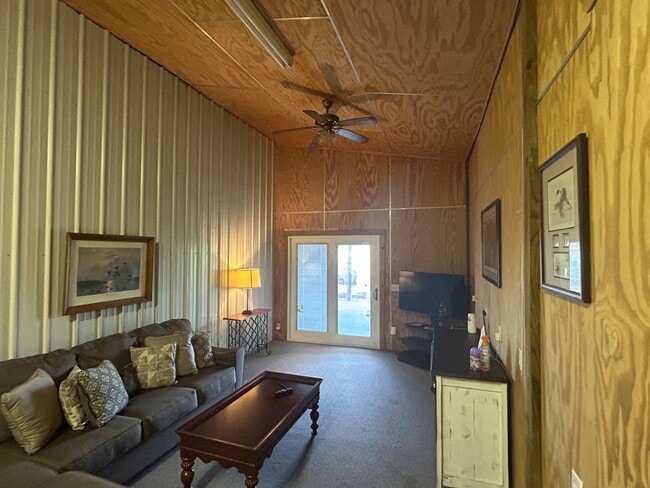 Building Photo - FULLY FURNISHED ONE BEDROOM APARTMENT