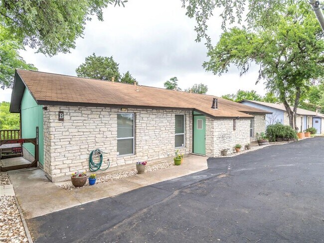 Building Photo - 704 Ramble Ln