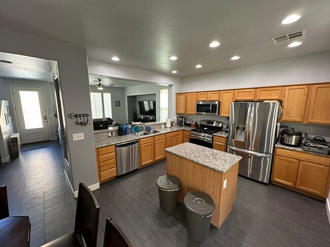 Building Photo - Gorgeous 3 bedroom Mountains Edge House
