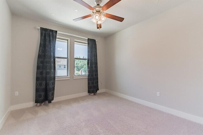 Building Photo - 13800 Lyndhurst St