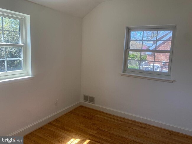 Building Photo - 716 N Overlook Dr