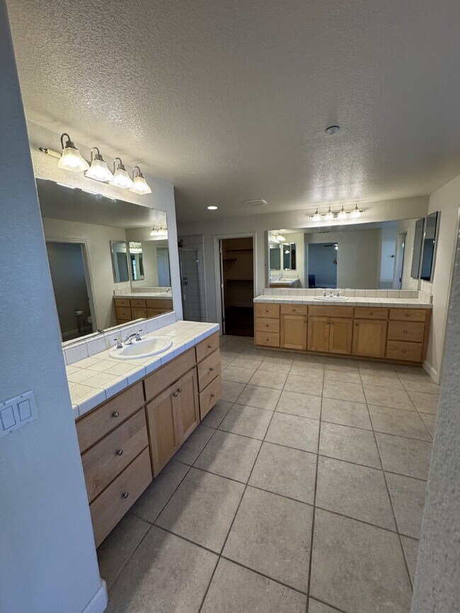 Building Photo - Beautiful 4 Bedroom, 3 Full Bath in Perfec...