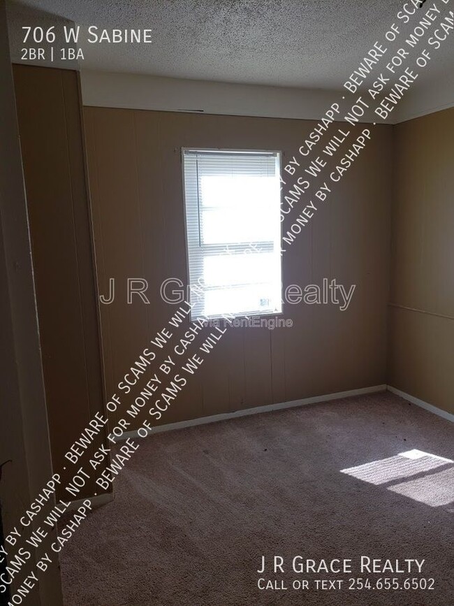 Building Photo - 706 W Sabine St