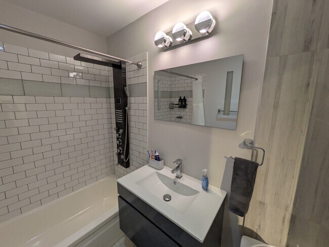 Building Photo - Newly Renovated 1-Bedroom Condo in the Hea...