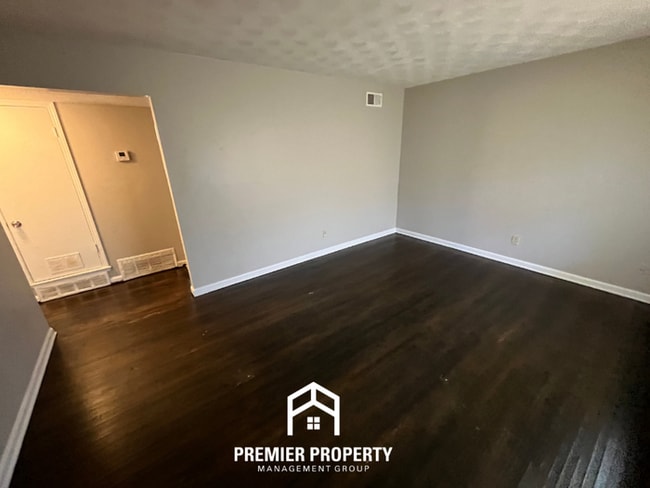 Building Photo - Spacious 4BR/2BA Home in Whitehaven | Hardwood Floors & 2-Car Garage