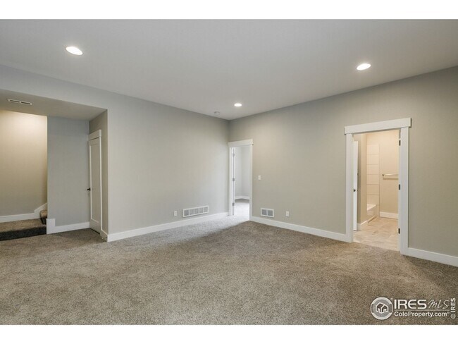 Building Photo - 4 Bedroom Townhome Available in Early Sept...