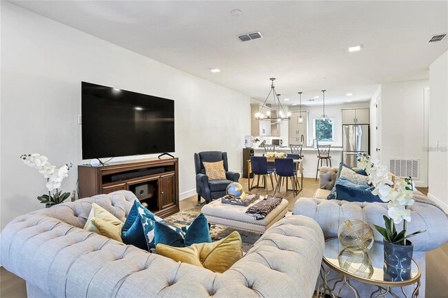 Building Photo - 212 E Pineloch Ave