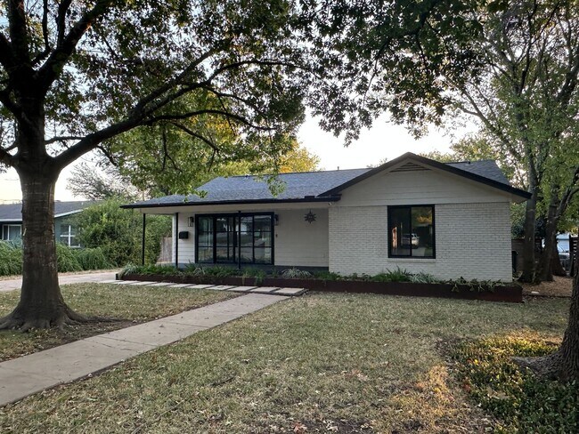 Building Photo - 4711 Fairview Dr