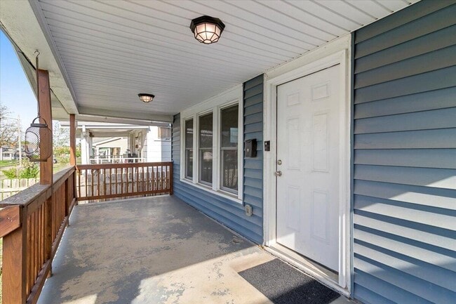 Building Photo - 866 E Starr Ave