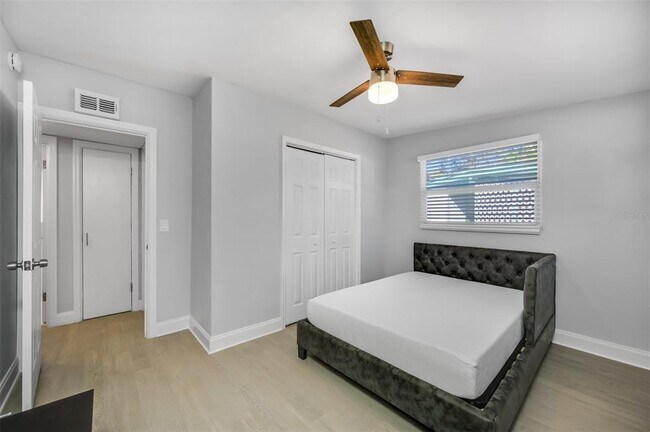 Building Photo - 1400 Poinciana Dr