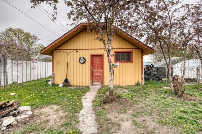 Building Photo - Cozy Downtown Cabin