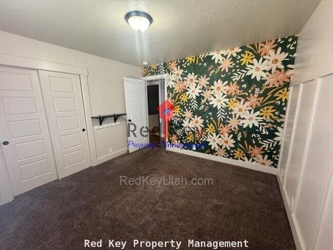 Building Photo - 176 Country Club Dr