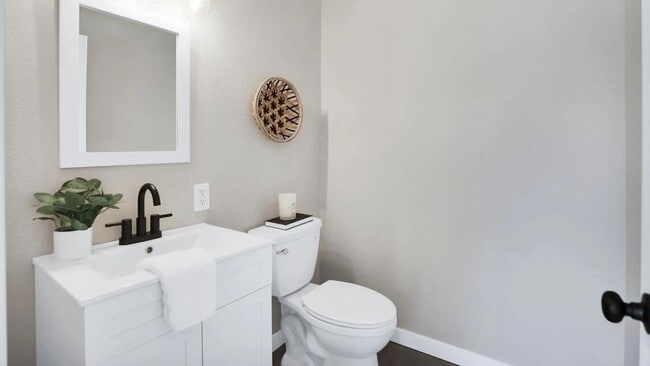 Building Photo - *FREE RENT FOR OCTOBER* Updated 3 bed/1.5 ...