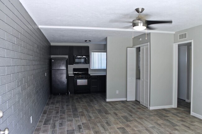 Interior Photo - 326 West Earll Drive NEW