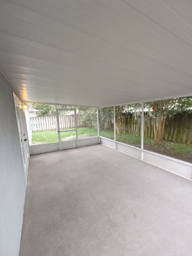 Building Photo - * PRICE DROP * 2/2 House with Garage in Pa...