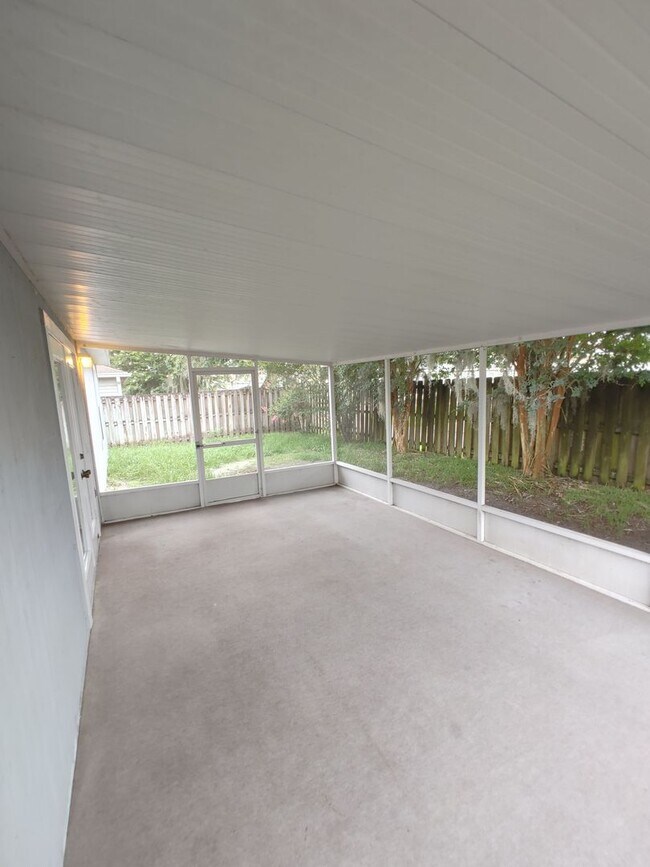 Building Photo - *RENT SPECIAL $100 OFF RENT NEW PRICE $195...