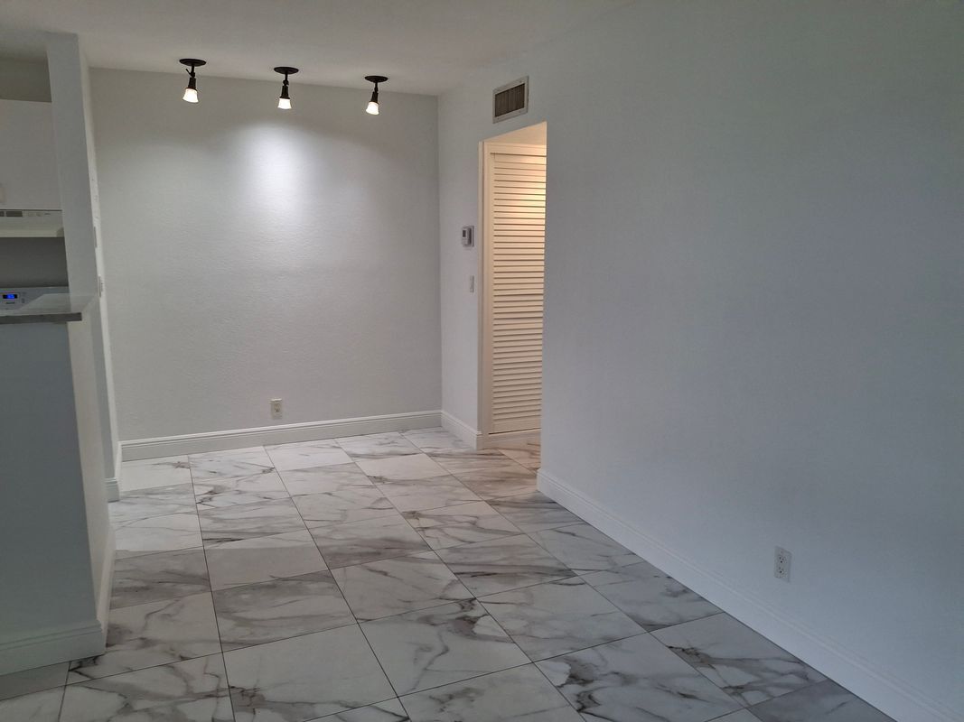 Building Photo - 5050 Bayview Dr