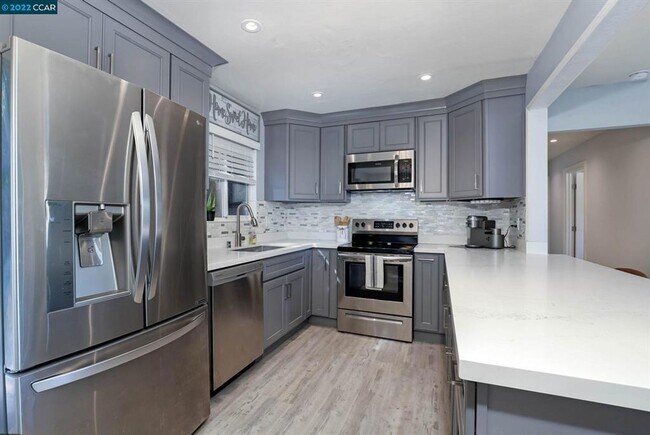 Building Photo - Clean/Remodeled 3 Bedroom 2 Bath with Large  Lot