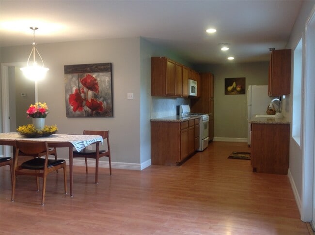 Building Photo - 7427 Tanager St