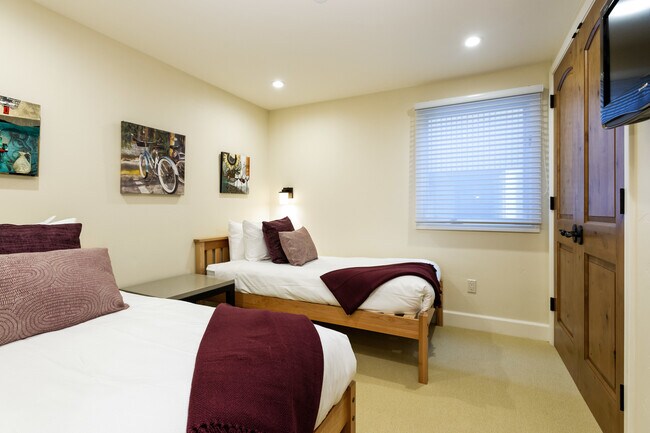 Building Photo - 611 S W End St