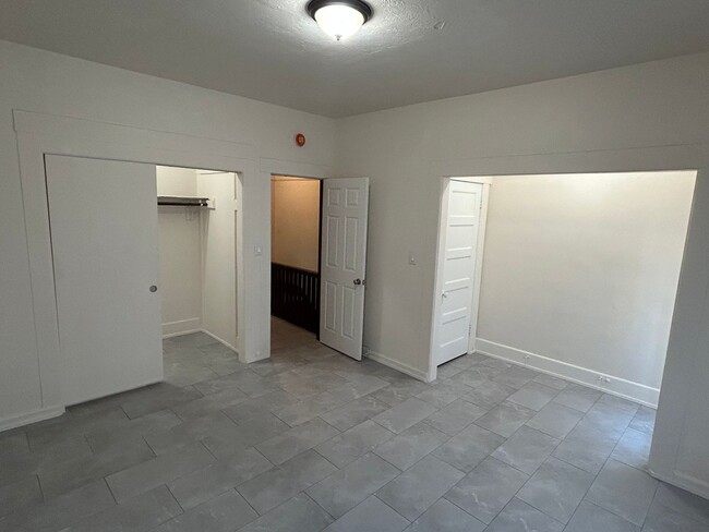 Building Photo - Top floor one bedroom with a Juliet balcon...
