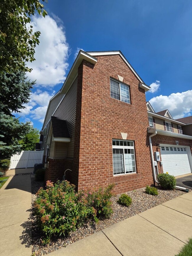 Building Photo - Stylish and Inviting; The Townhouse of Your Dreams!