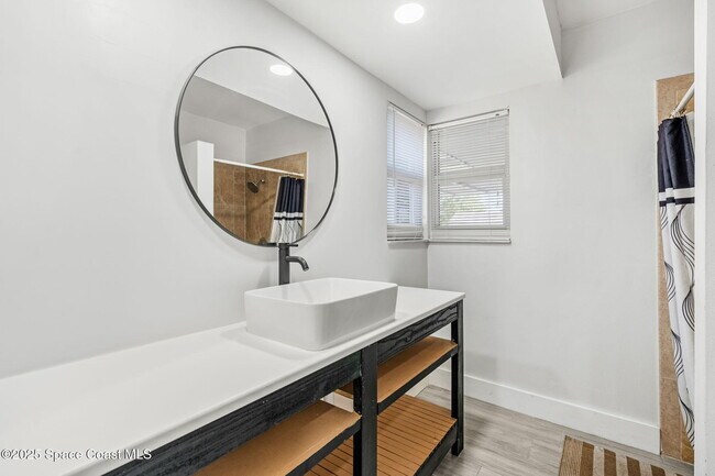 Building Photo - 1310 Mariposa Dr NE