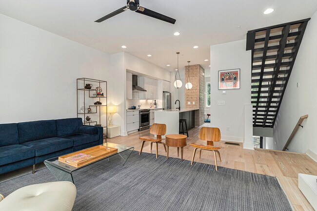 Building Photo - 2424 Memorial Dr SE