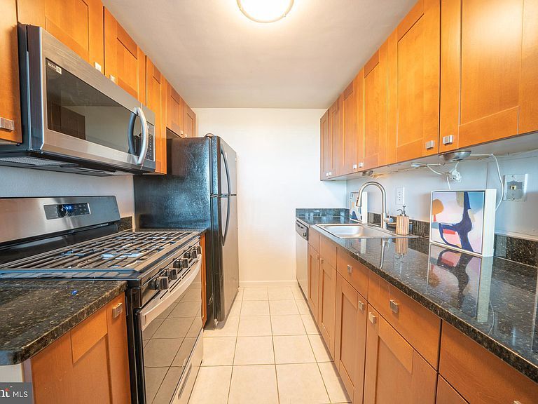 Kitchen - 4600 Duke St