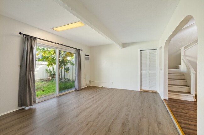 Building Photo - 2-Bedroom / 1-Bath Condo + Loft. 2 Parking Stalls. Water Included.