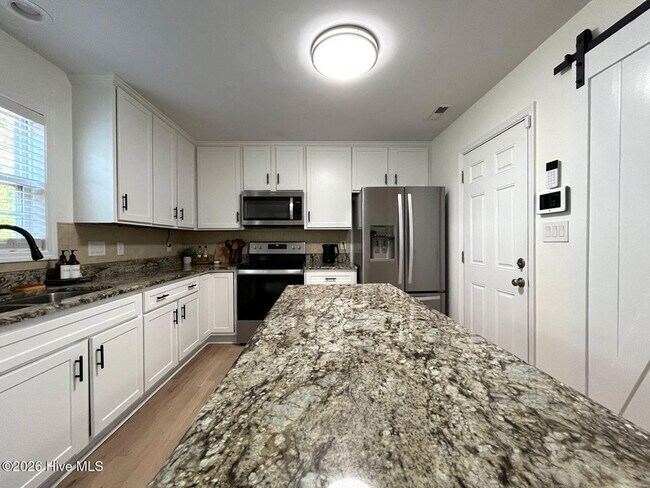 Building Photo - 561 Thorncliff Dr