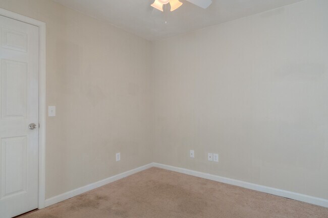 Building Photo - 846 Patrick Henry Dr