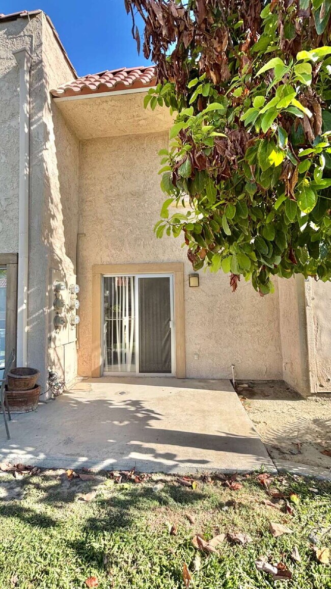 Building Photo - 2 Bedrooms Townhome Availble For Rent in Indio